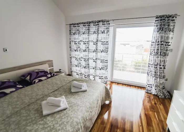 בית נופש House Center With Garden