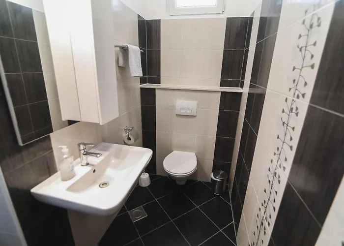 House Center With Garden * שיבניק