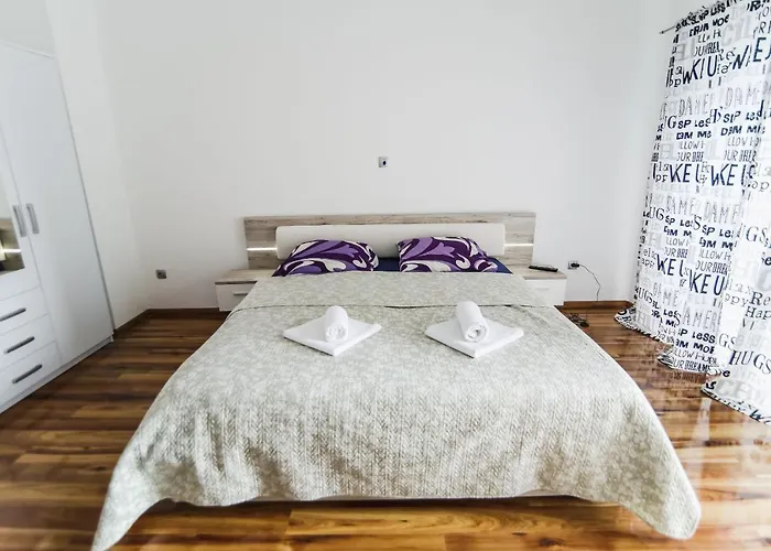 House Center With Garden Szybenik